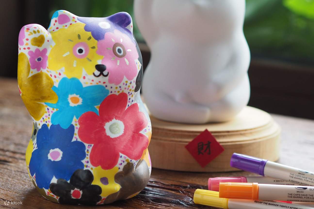 Esperienza artigianale di ceramica creativa per la prosperità: Gatto dorato e Taiwanese God of Wealth dipinti a mano